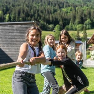 Spielende Kinder auf dem Areal der Schule der Gemeinde Küblis
