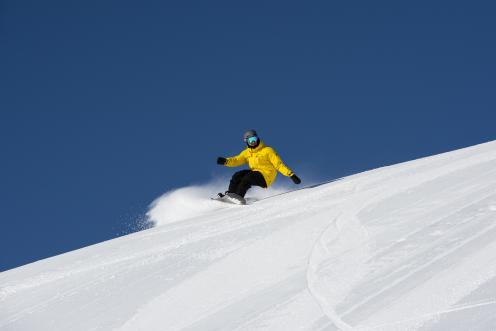 Snowboarder im Schnee